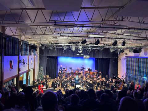 The orchestra and the audience from the back of the hall